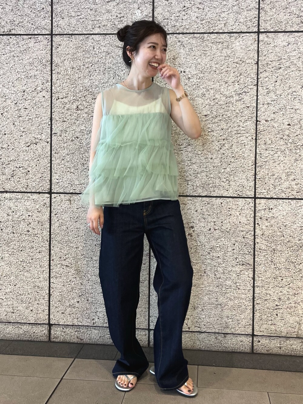 グリーン系のシャツ/ブラウス、ブルー系のデニムパンツを着用したレディースの夏コーディネートの5枚目の写真