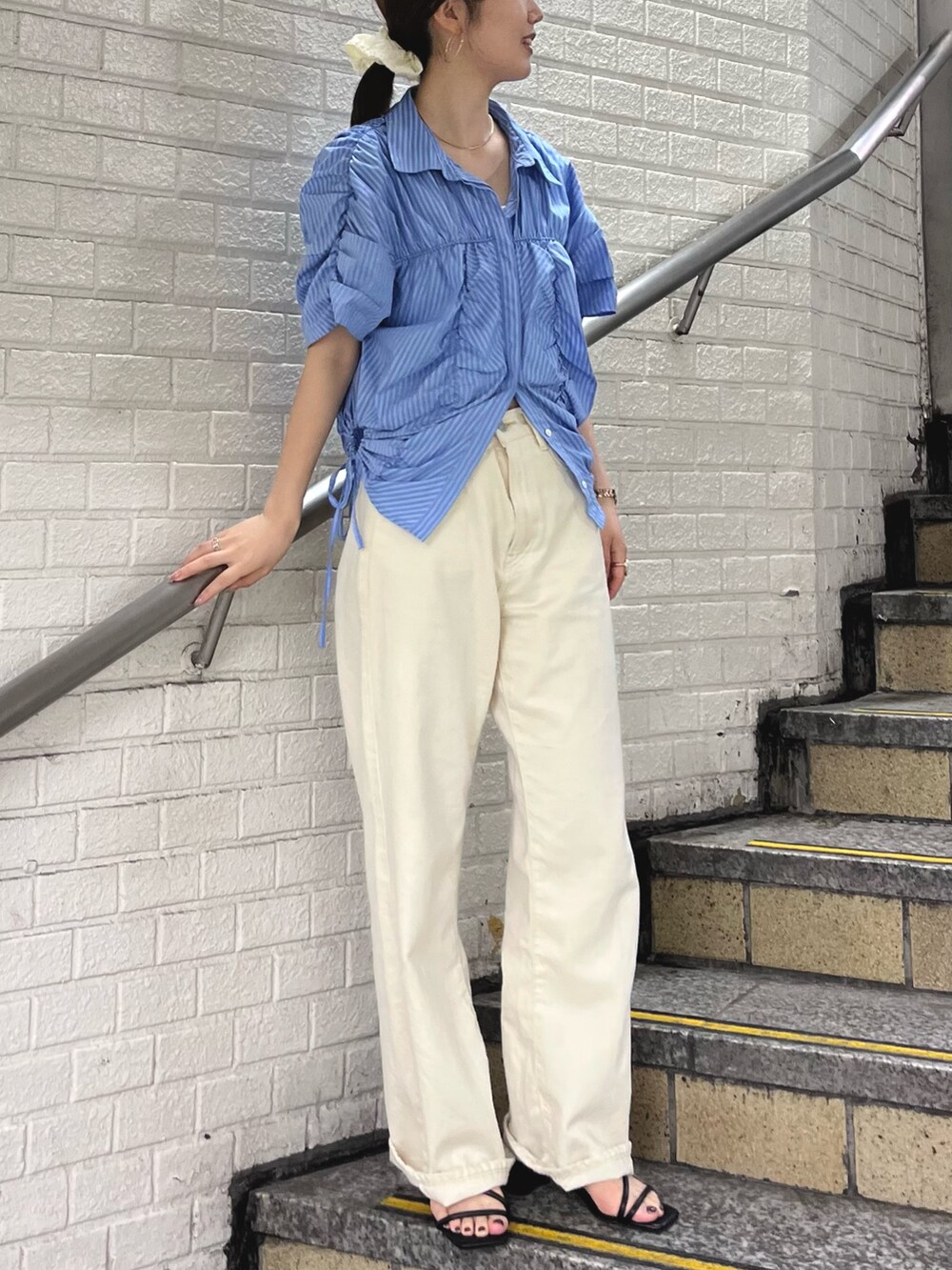 ブルー系のシャツ/ブラウス、ホワイト系のデニムパンツを着用したレディースの春コーディネートの5枚目の写真