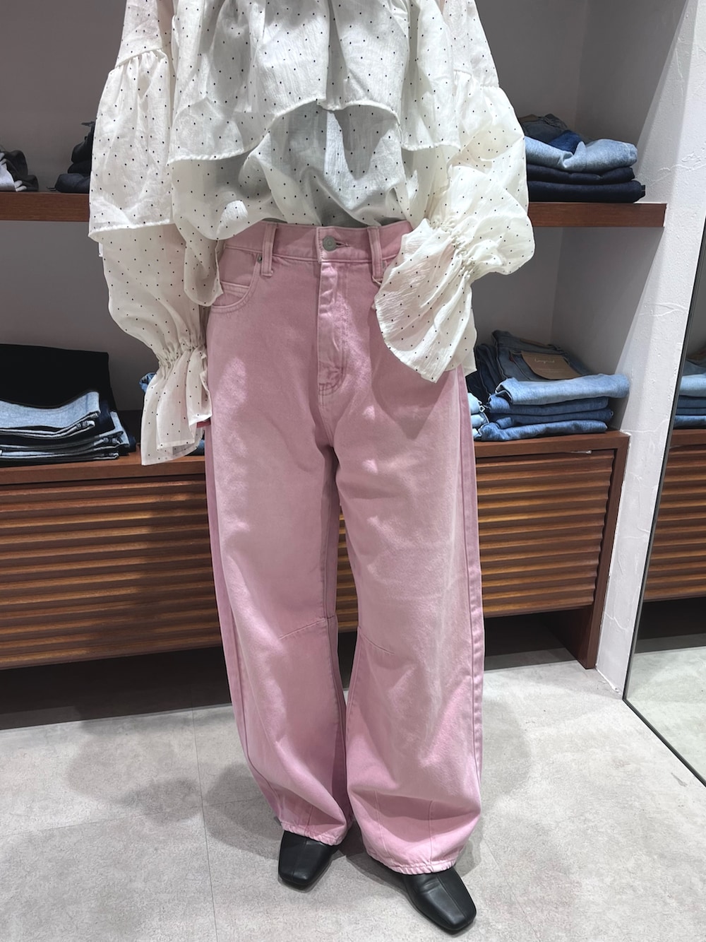 その他のシャツ/ブラウス、ピンク系のデニムパンツを着用したレディースの春コーディネートの6枚目の写真