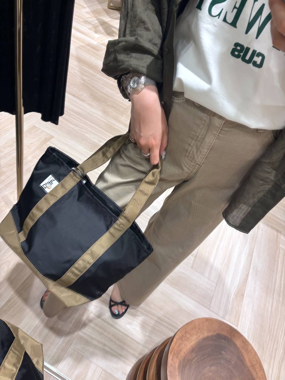 ベージュ系のデニムパンツ、グリーン系のシャツ/ブラウス、ホワイト系のTシャツ/カットソーを着用したレディースの春コーディネートの5枚目の写真