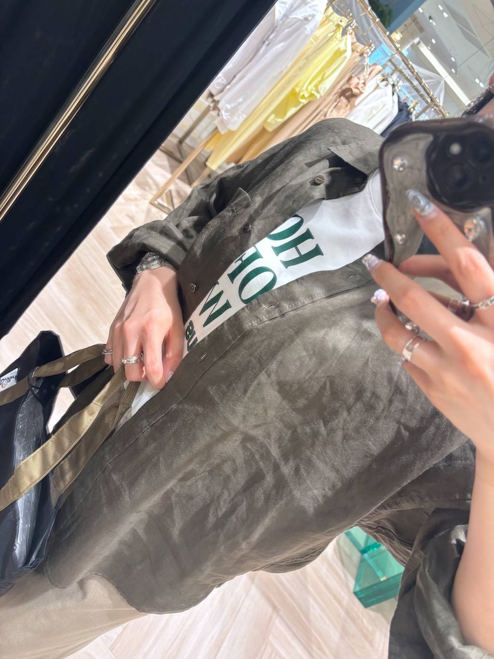 ベージュ系のデニムパンツ、グリーン系のシャツ/ブラウス、ホワイト系のTシャツ/カットソーを着用したレディースの春コーディネートの4枚目の写真