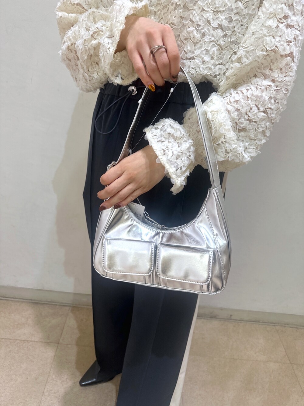 ホワイト系のシャツ/ブラウス、ブラック系のパンプス、シルバー系のショルダーバッグを着用したレディースの春コーディネートの7枚目の写真