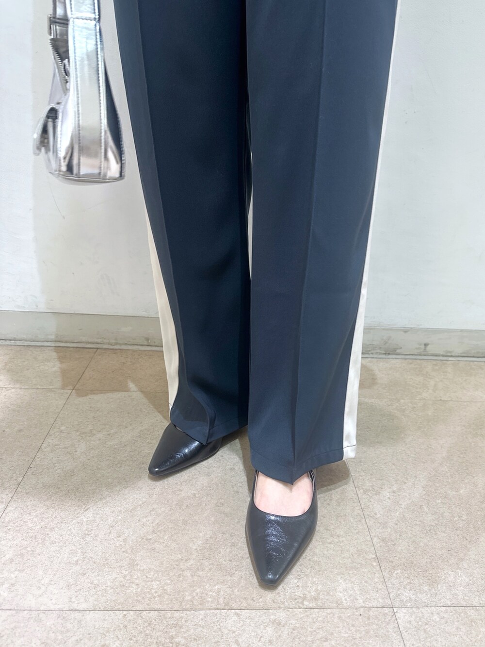 ホワイト系のシャツ/ブラウス、ブラック系のパンプス、シルバー系のショルダーバッグを着用したレディースの春コーディネートの6枚目の写真