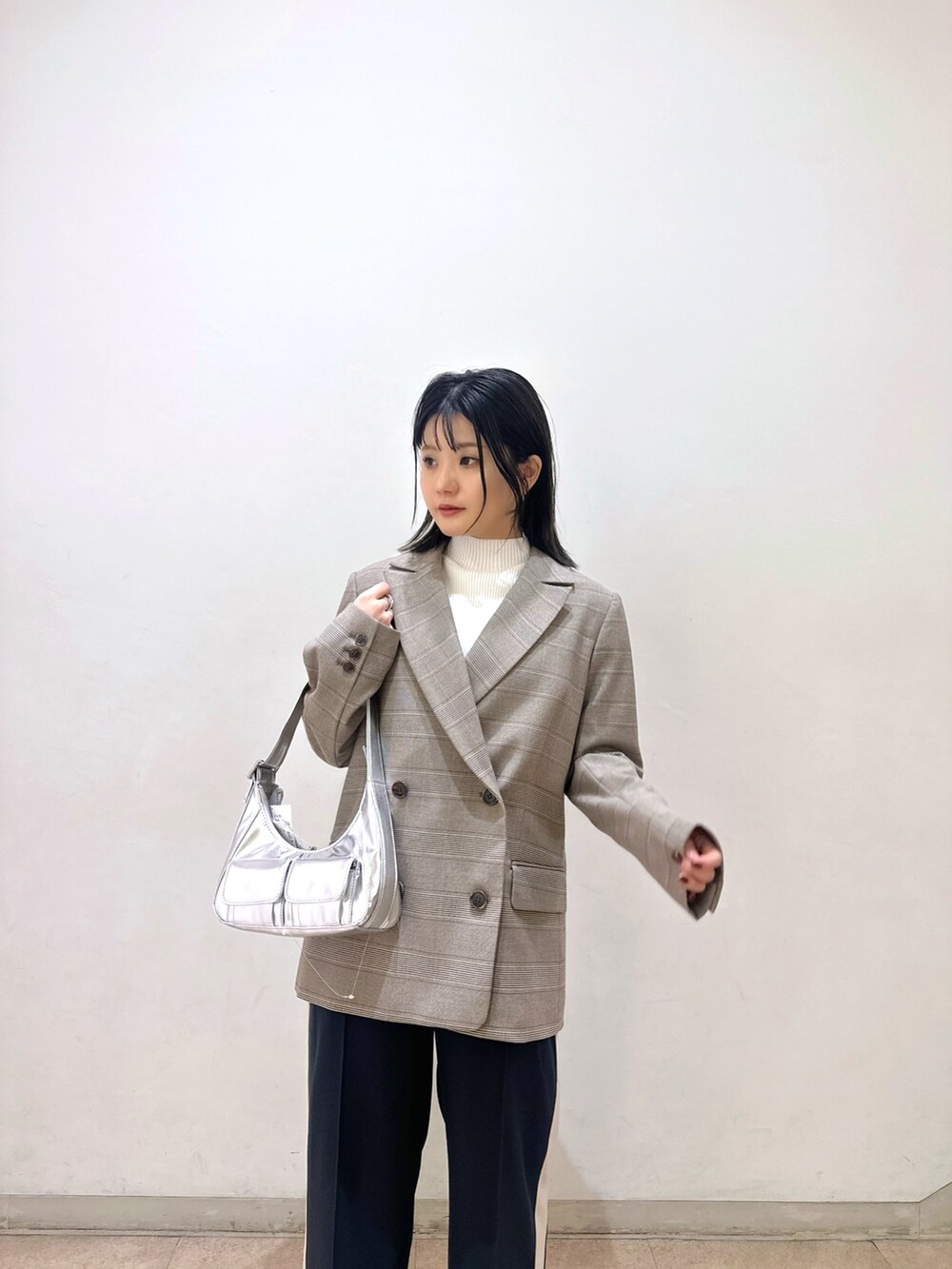 ホワイト系のニット/セーター、ブラウン系のテーラードジャケット、シルバー系のパンプスを着用したレディースの春コーディネートの5枚目の写真