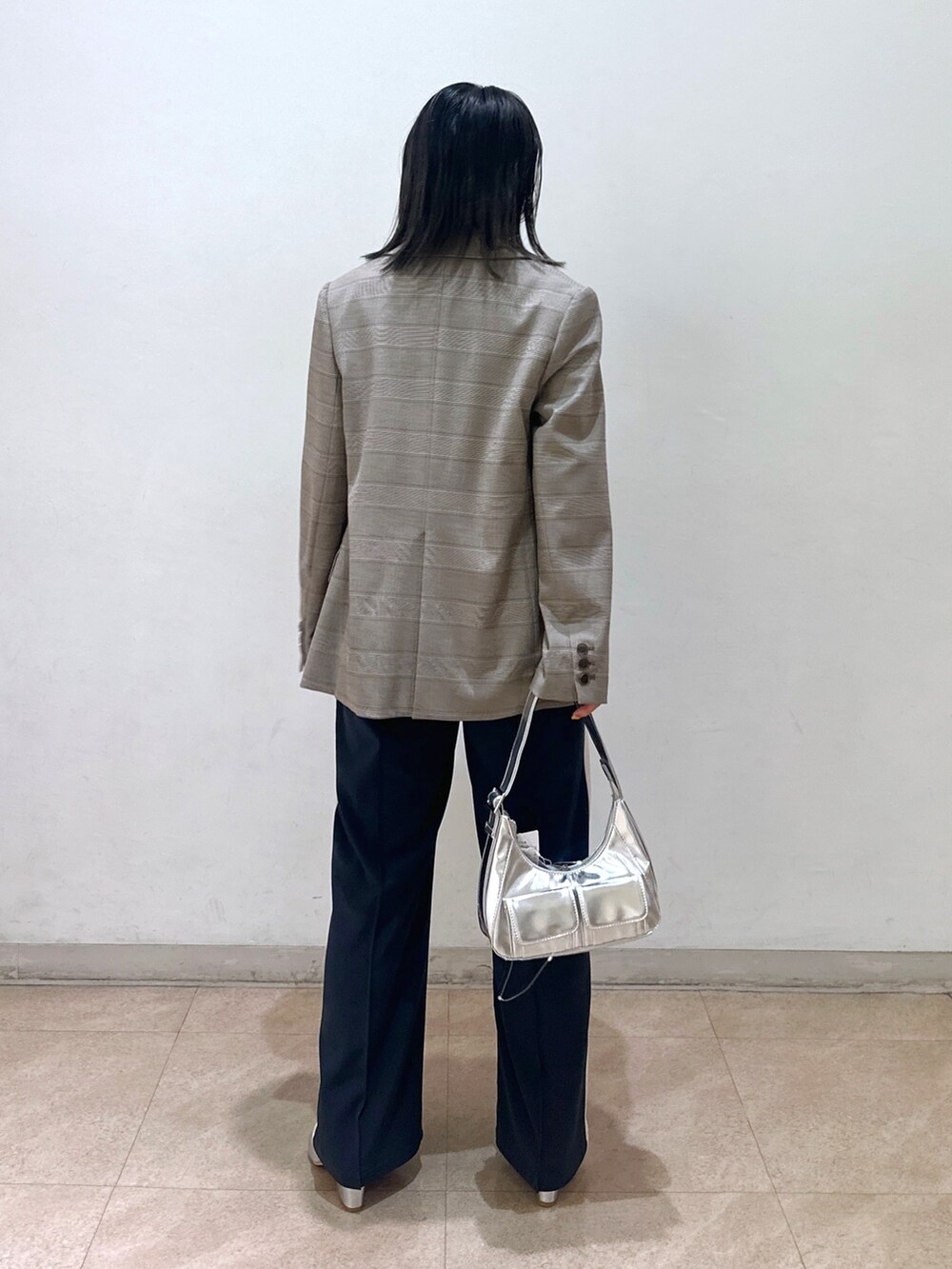 ホワイト系のニット/セーター、ブラウン系のテーラードジャケット、シルバー系のパンプスを着用したレディースの春コーディネートの3枚目の写真