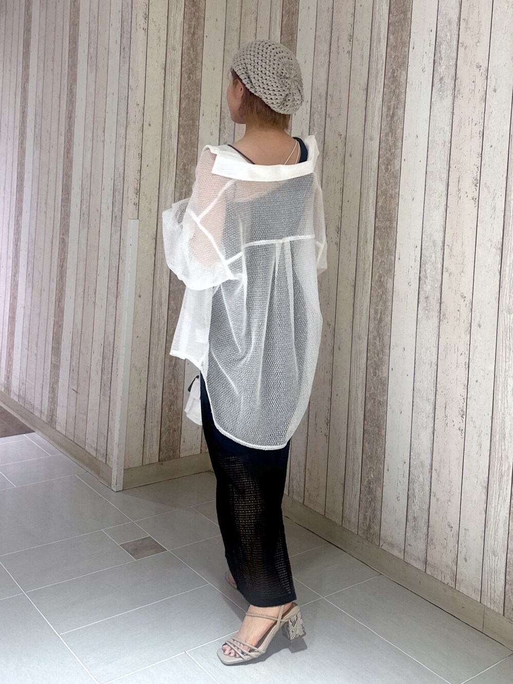 ホワイト系のシャツ/ブラウス、ブラック系のタンクトップ、ブラック系のスカートを着用したレディースの夏コーディネートの2枚目の写真