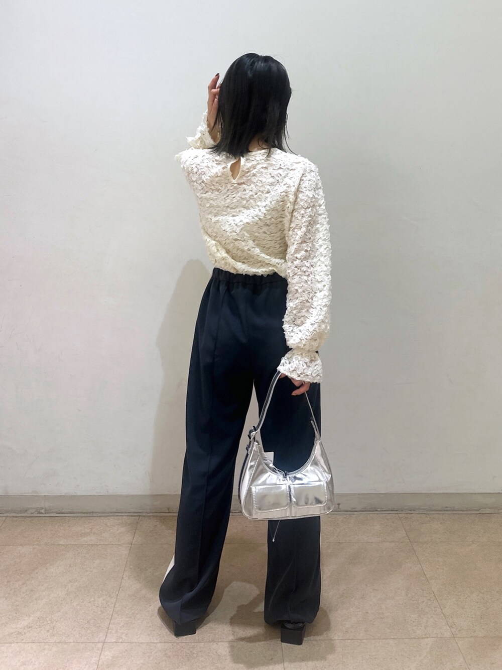 ホワイト系のシャツ/ブラウス、ブラック系のパンプス、シルバー系のショルダーバッグを着用したレディースの春コーディネートの3枚目の写真