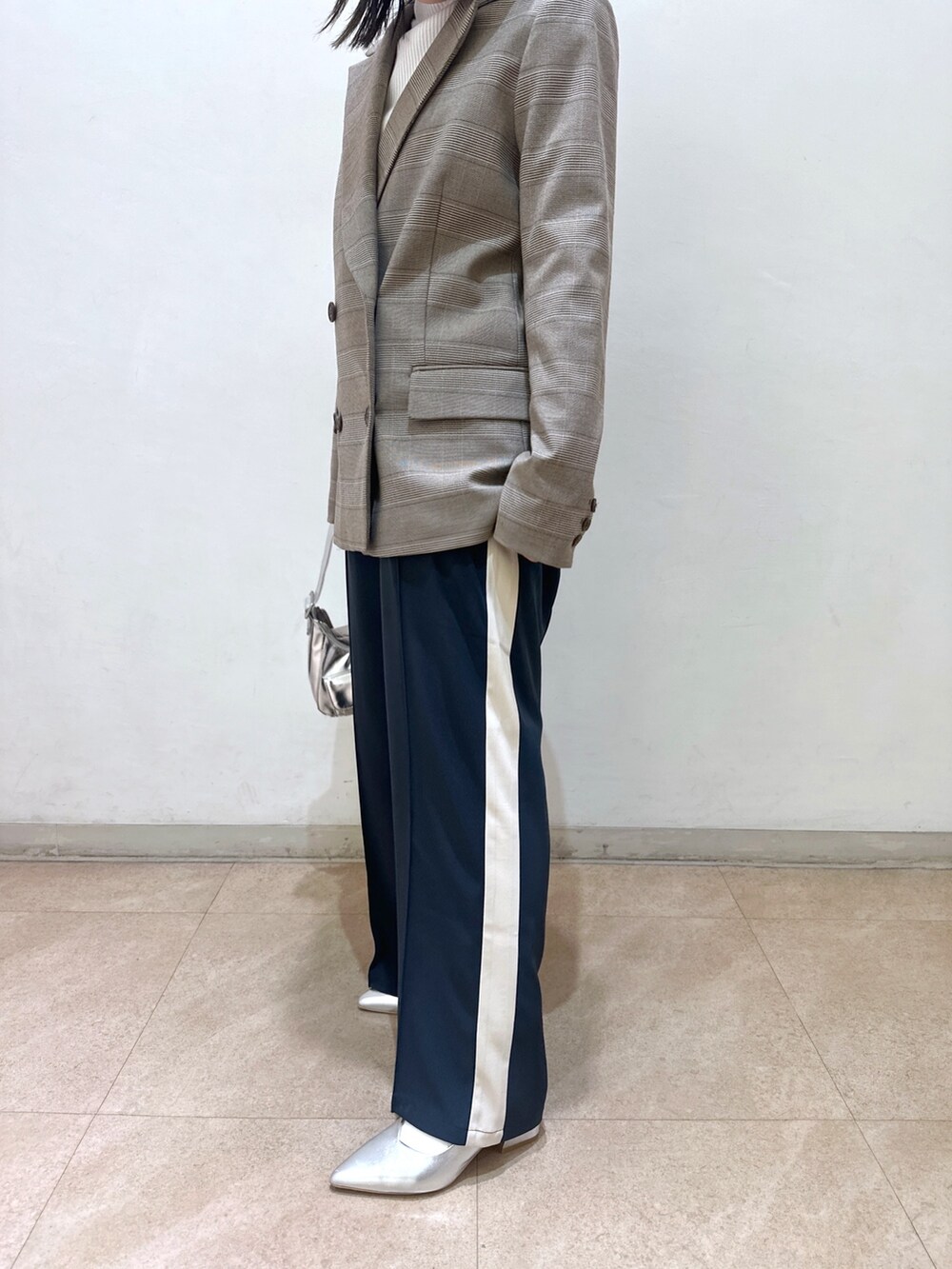 ホワイト系のニット/セーター、ブラウン系のテーラードジャケット、シルバー系のパンプスを着用したレディースの春コーディネートの2枚目の写真