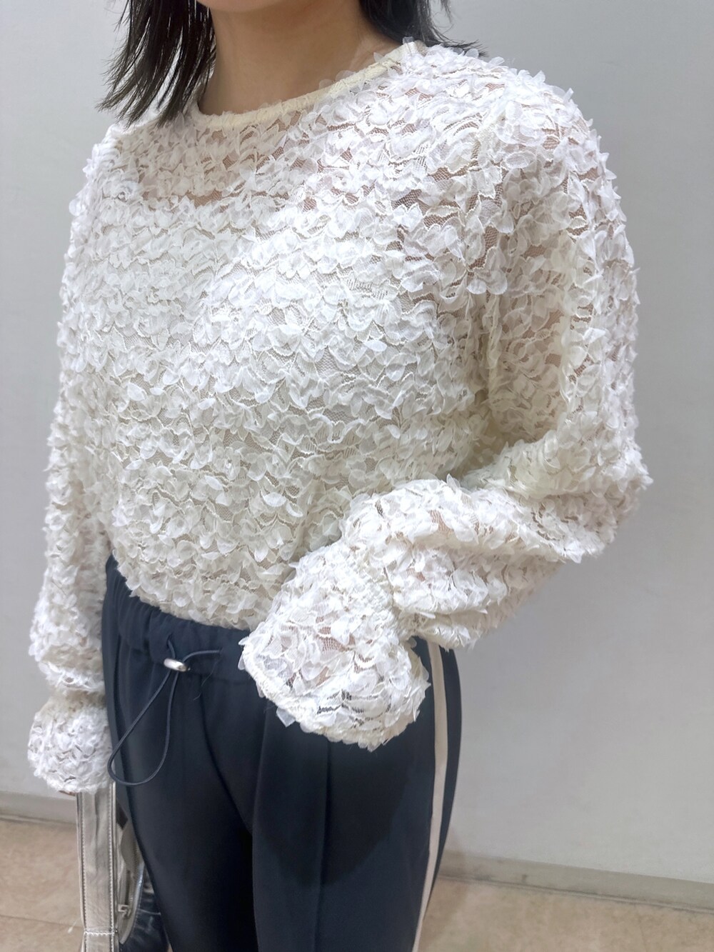 ホワイト系のシャツ/ブラウス、ブラック系のパンプス、シルバー系のショルダーバッグを着用したレディースの春コーディネートの4枚目の写真