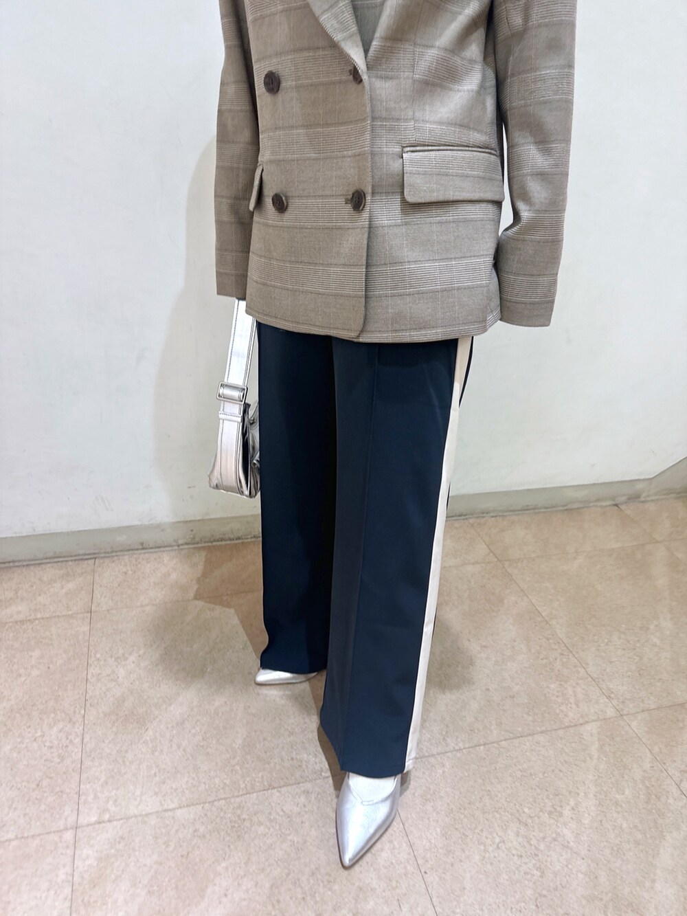 ホワイト系のニット/セーター、ブラウン系のテーラードジャケット、シルバー系のパンプスを着用したレディースの春コーディネートの4枚目の写真