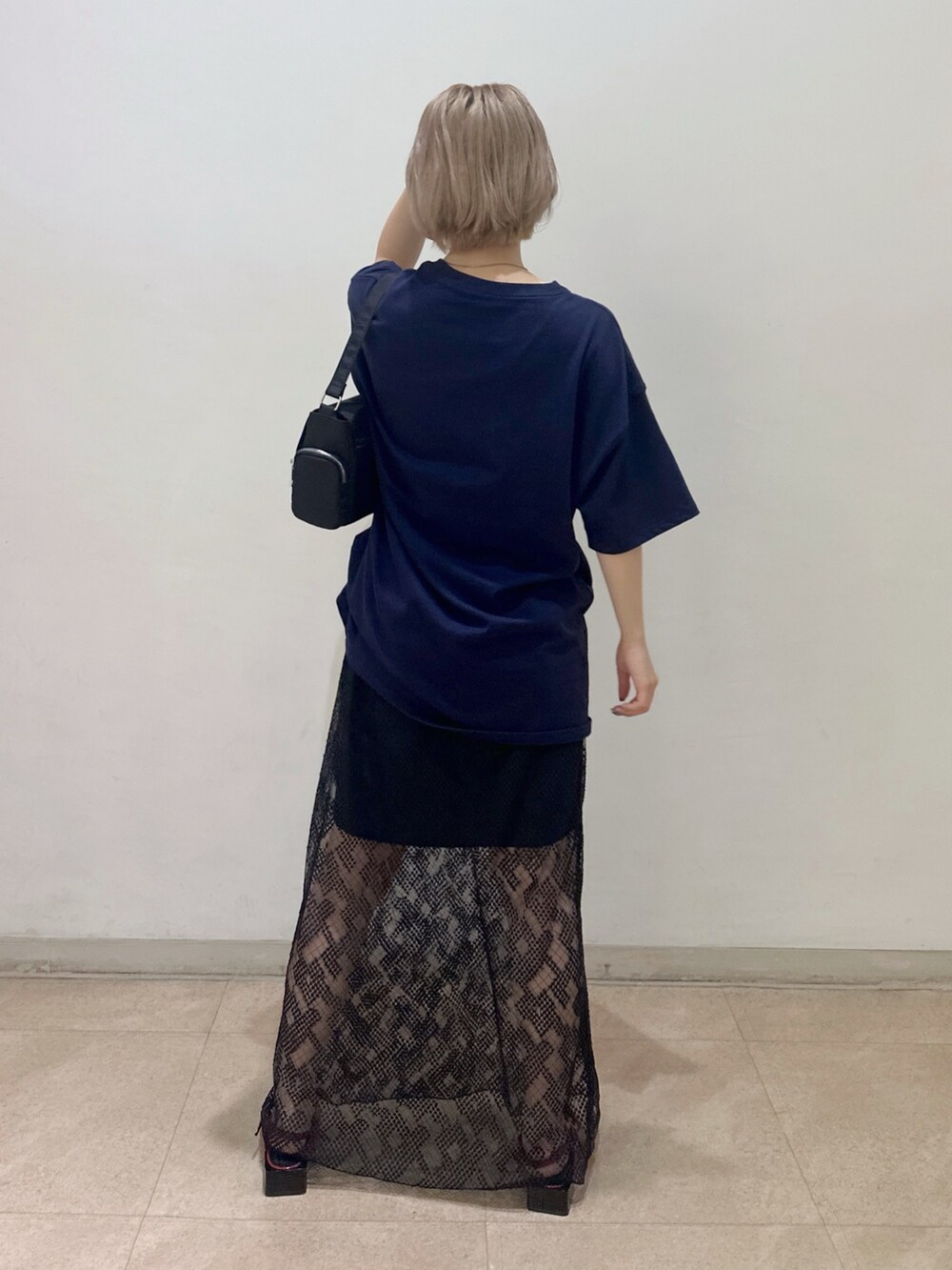 ブルー系のTシャツ/カットソー、ブラック系のスカートを着用したレディースの夏コーディネートの2枚目の写真