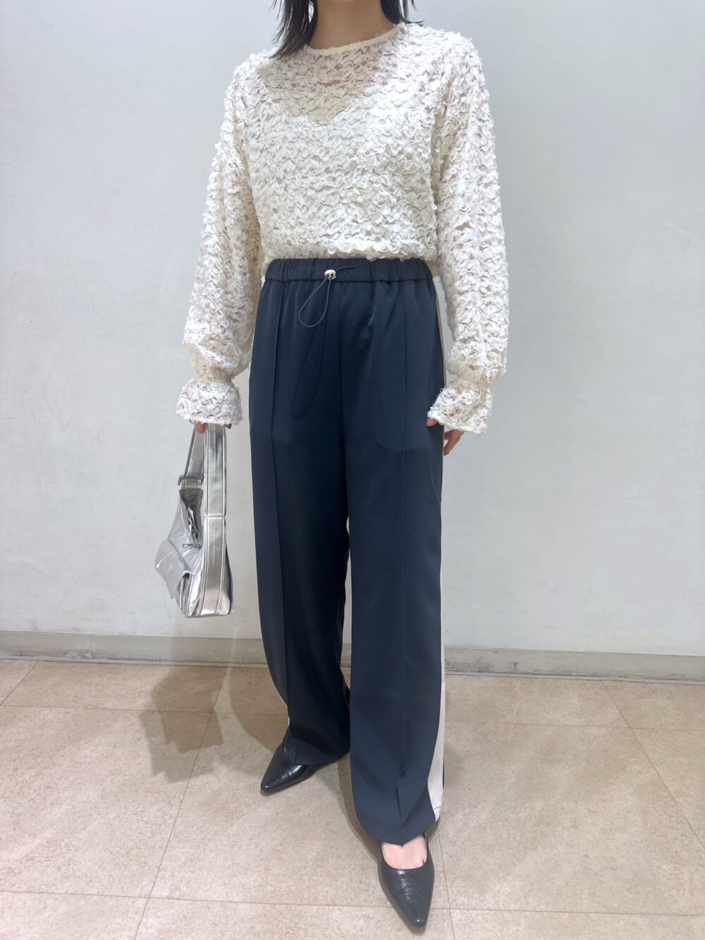 ホワイト系のシャツ/ブラウス、ブラック系のパンプス、シルバー系のショルダーバッグを着用したレディースの春コーディネートの5枚目の写真