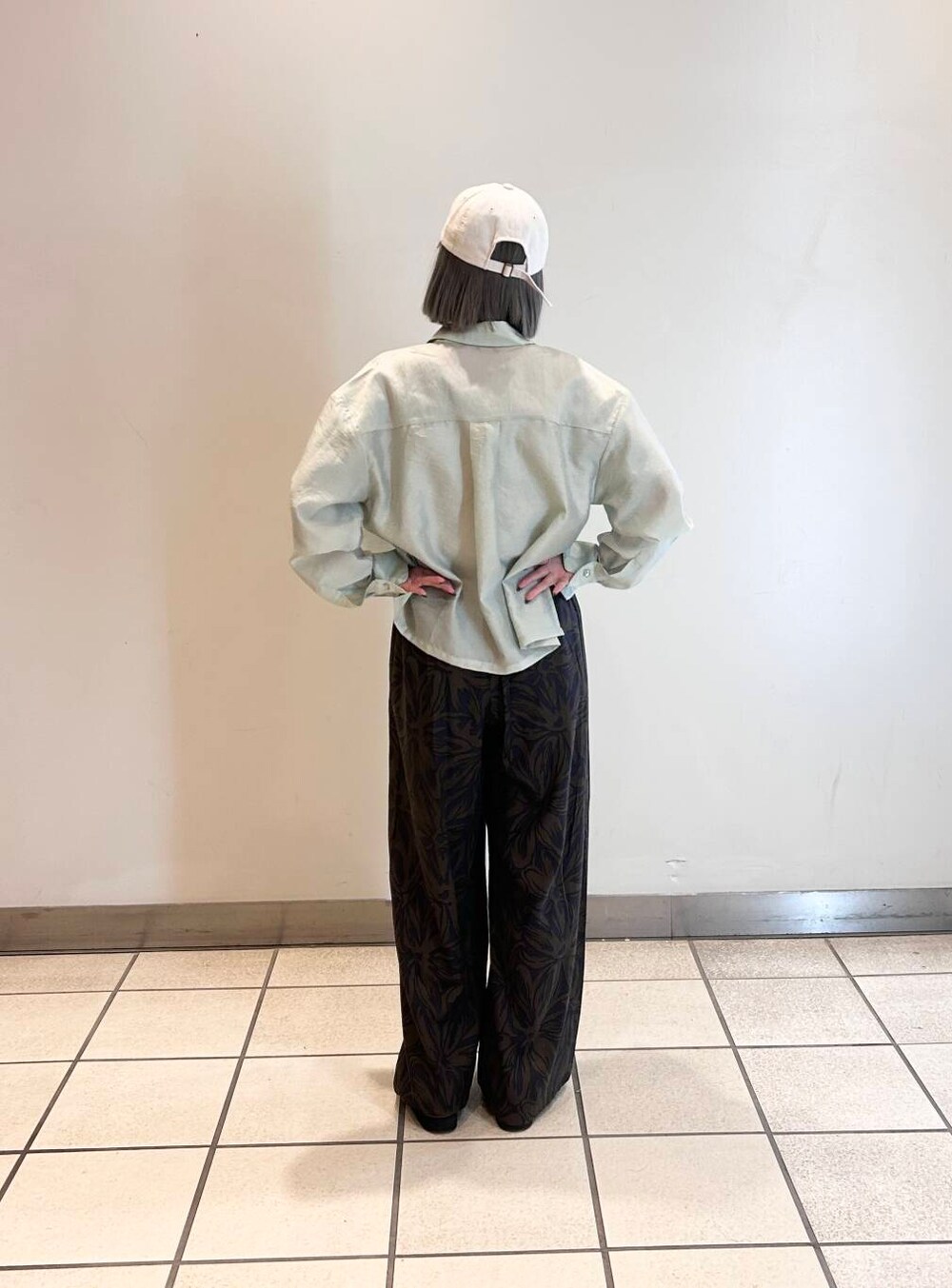 ブラック系のその他シューズ、ブラック系のその他パンツ、グリーン系のシャツ/ブラウスを着用したレディースの春コーディネートの3枚目の写真