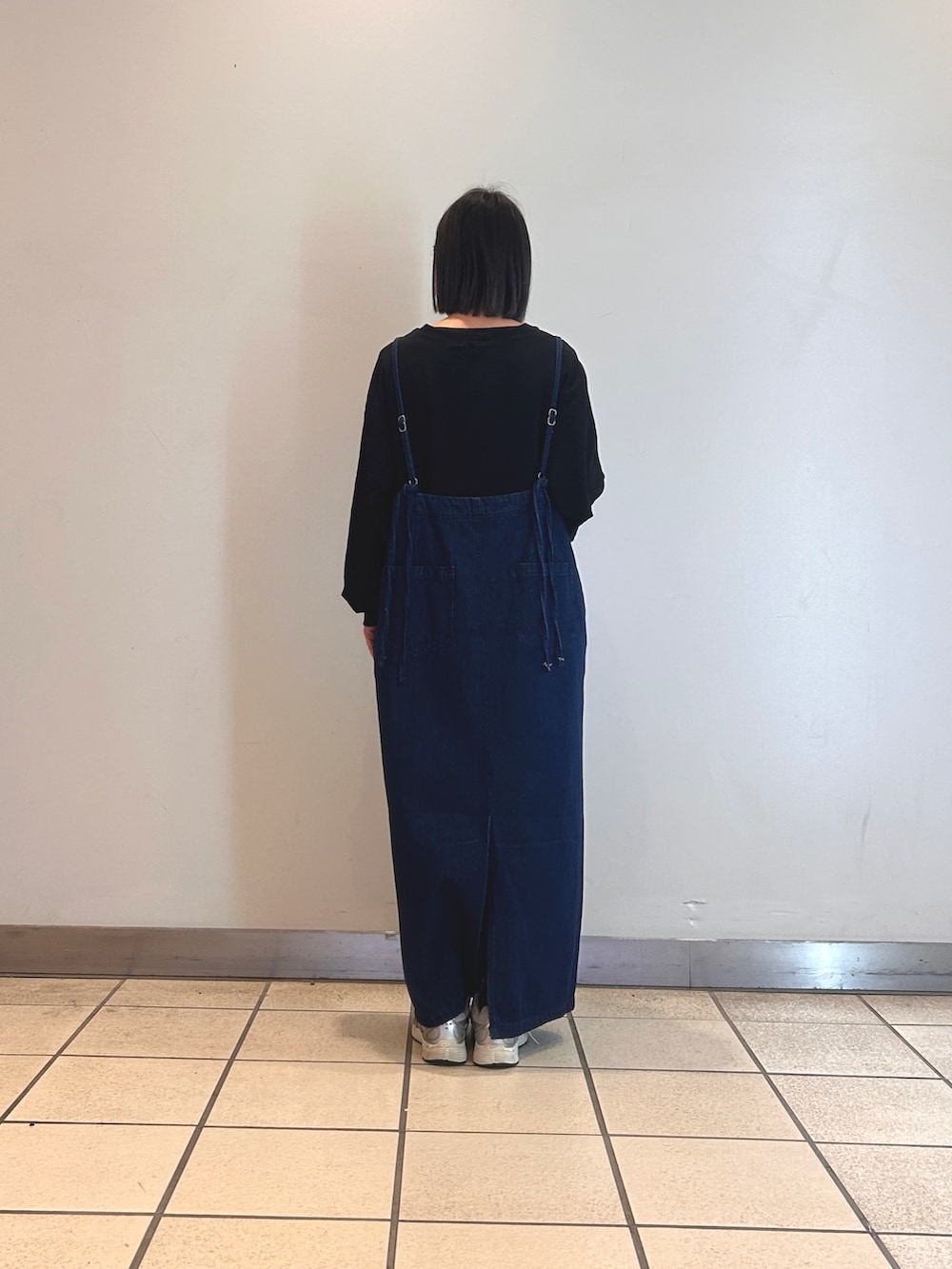 ブルー系のワンピース、ブラック系のシャツ/ブラウスを着用したレディースの冬コーディネートの2枚目の写真