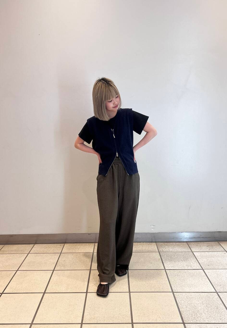 ブラウン系のその他パンツ、ブラック系のパンプス、ブラック系のTシャツ/カットソーを着用したレディースの夏コーディネートの3枚目の写真