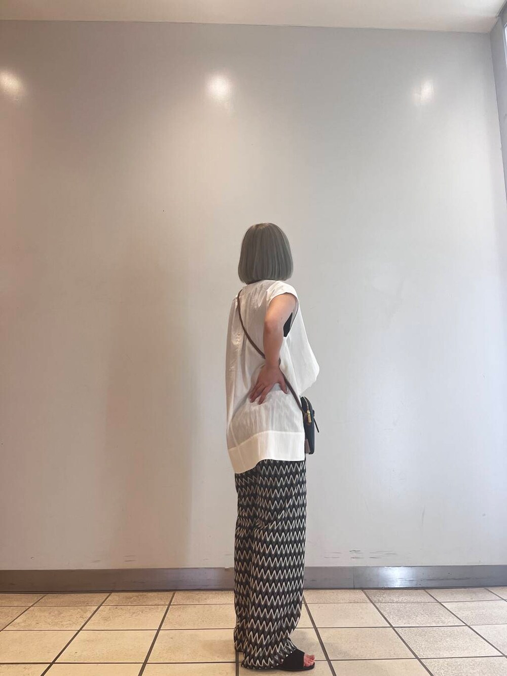 ブラック系のショルダーバッグ、ブラック系のその他パンツ、ブラック系のサンダルを着用したレディースの夏コーディネートの2枚目の写真