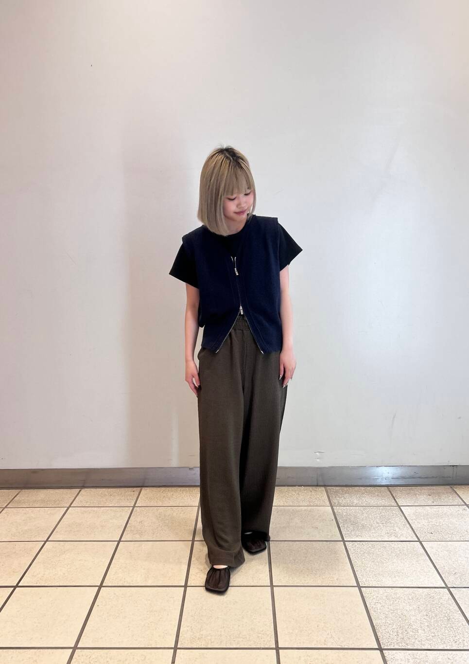 ブラウン系のその他パンツ、ブラック系のパンプス、ブラック系のTシャツ/カットソーを着用したレディースの夏コーディネートの2枚目の写真