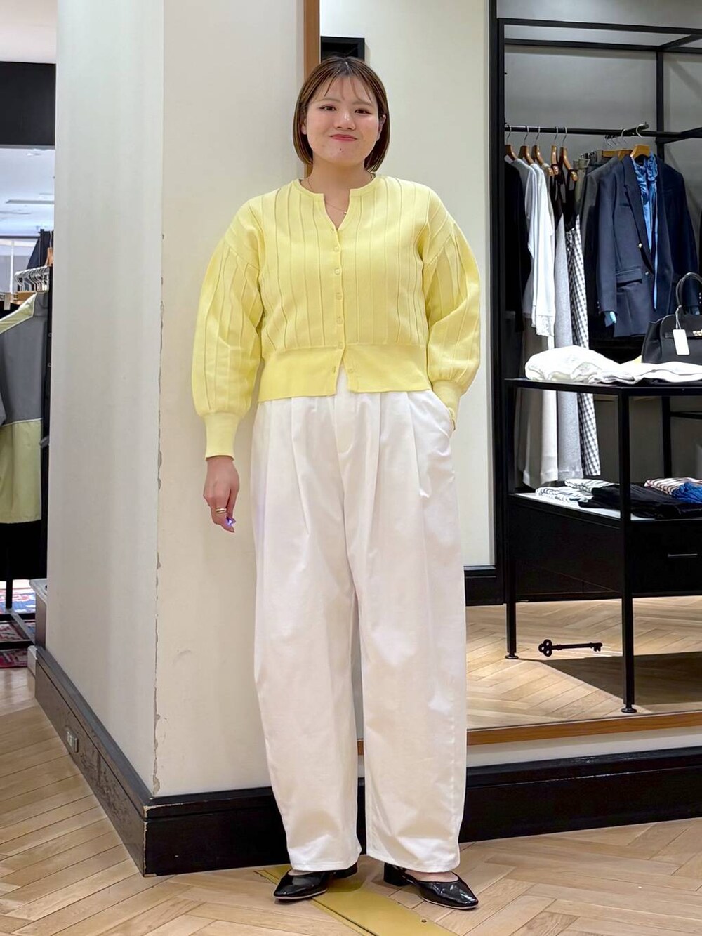 イエロー系のカーディガン/ボレロ、ブラック系のトートバッグ、ブラック系のパンプスを着用したレディースの春コーディネートの8枚目の写真