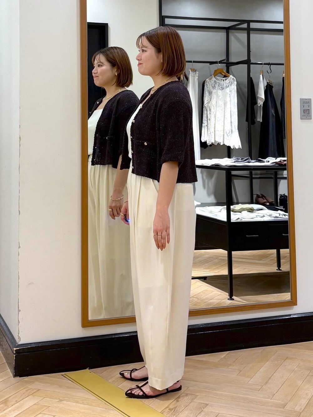 「体型カバー、着痩せ・細見え、きれいめ」｜「A part byのスラックスコクーンボリュームパンツ（スラックス、ホワイト系）」を使った、haruさん（レディース・163cm）の夏コーディネートの5枚目の写真