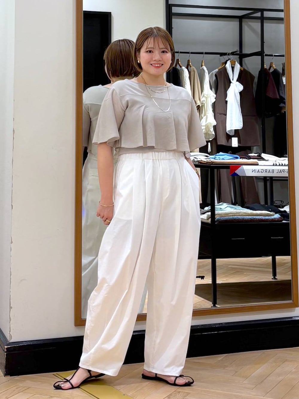 「体型カバー、着痩せ・細見え、きれいめ」｜「A part byのクロスフラットサンダル（サンダル、ブラック系）」を使った、haruさん（レディース・163cm）の夏コーディネートの5枚目の写真