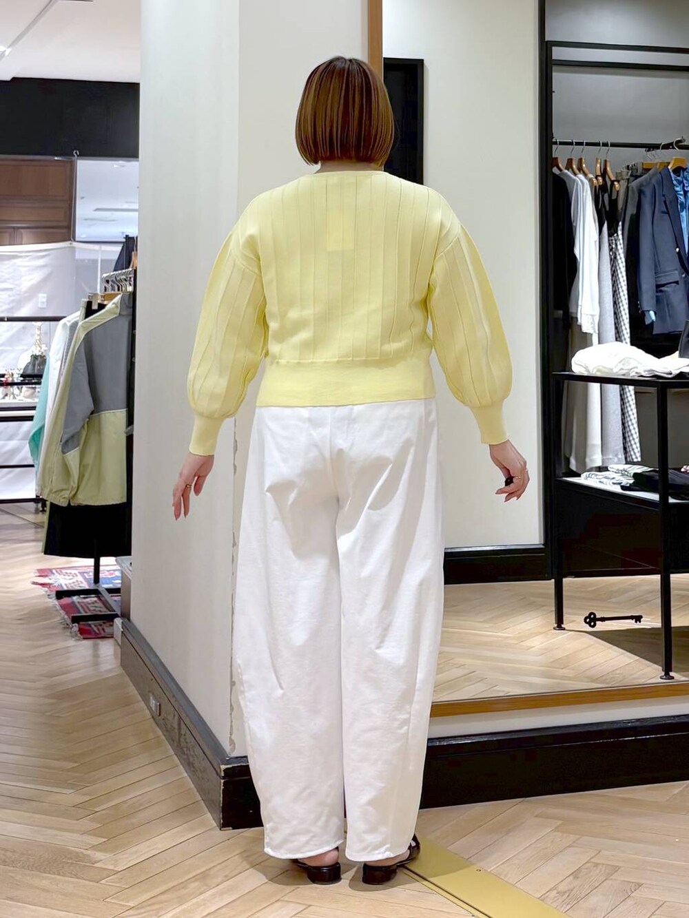 イエロー系のカーディガン/ボレロ、ブラック系のトートバッグ、ブラック系のパンプスを着用したレディースの春コーディネートの7枚目の写真