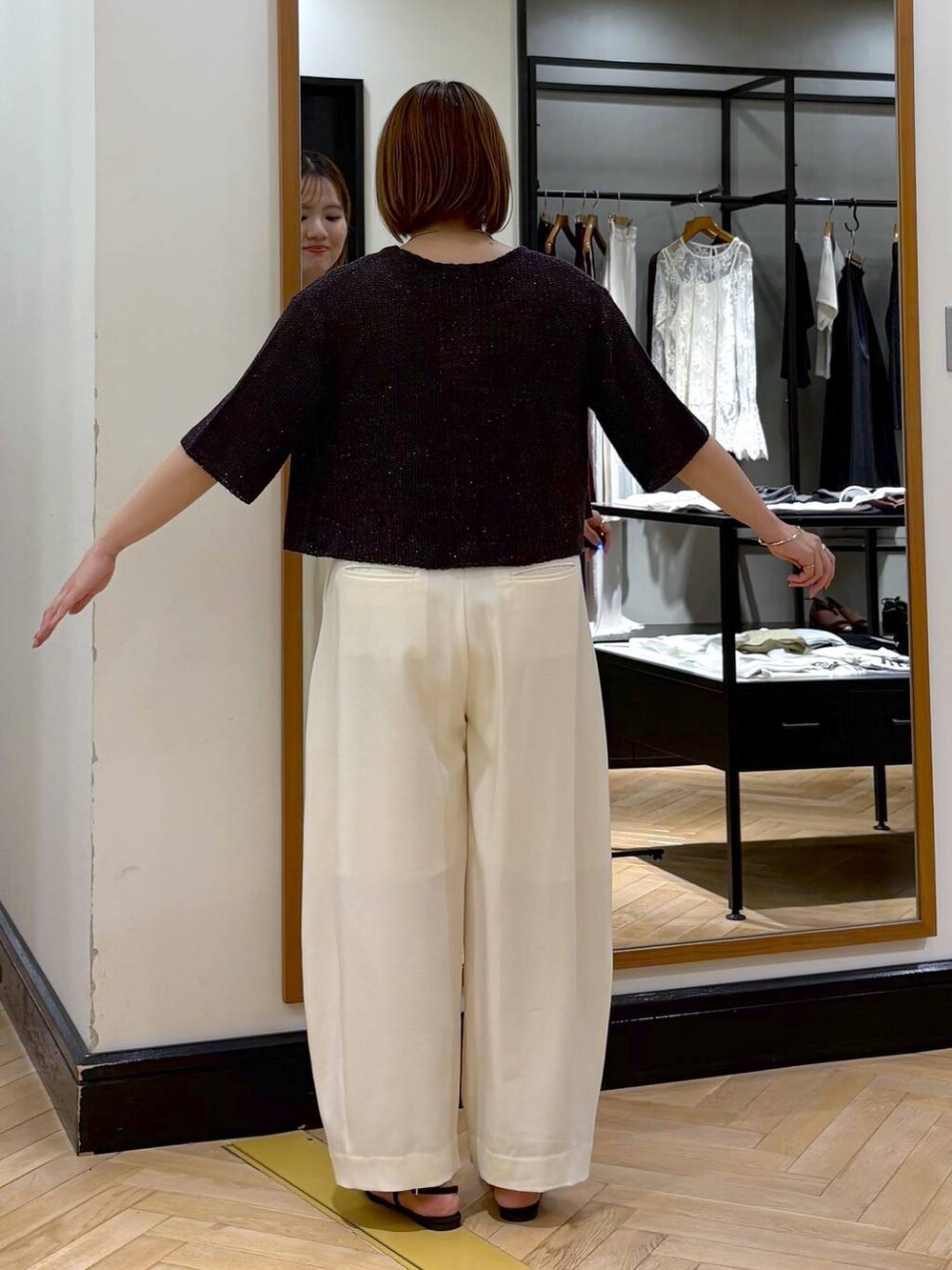 「体型カバー、着痩せ・細見え、きれいめ」｜「A part byのスラックスコクーンボリュームパンツ（スラックス、ホワイト系）」を使った、haruさん（レディース・163cm）の夏コーディネートの6枚目の写真