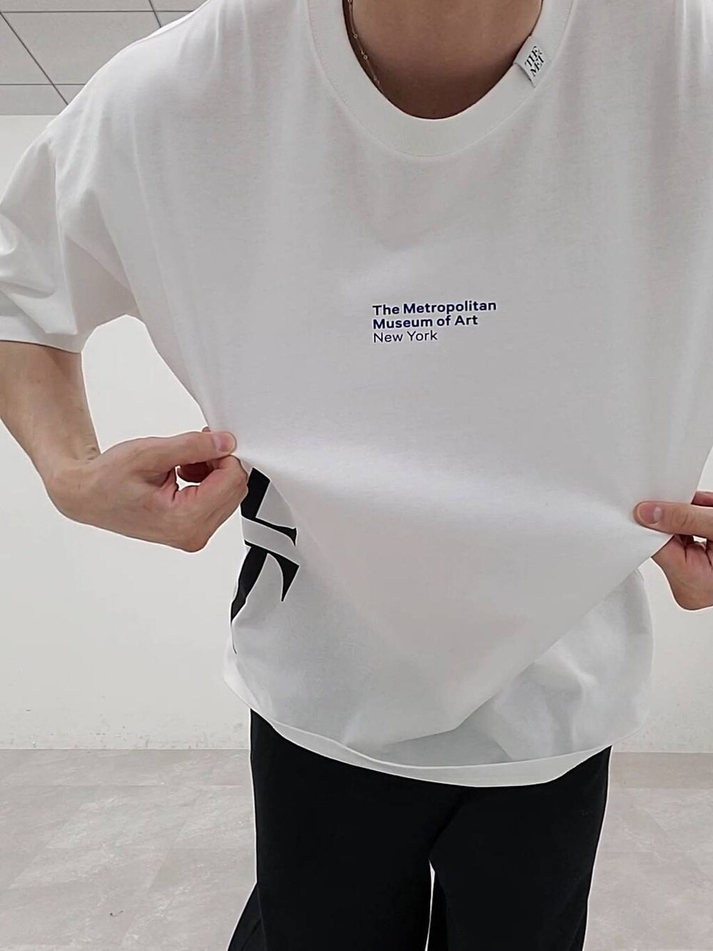 「ストリート、オーバーサイズ、大人カジュアル、ベイフローのロゴT_BAYFLOW、BAYFLOW、Tシャツ、スウェット、スウェットパンツ」｜「BAYFLOWの[シルエット調整可]ワンポイントイージースウェットパンツ（その他パンツ、ブラック系）」を使った、bossysteeloさん（メンズ・177cm）の春コーディネートの3枚目の写真