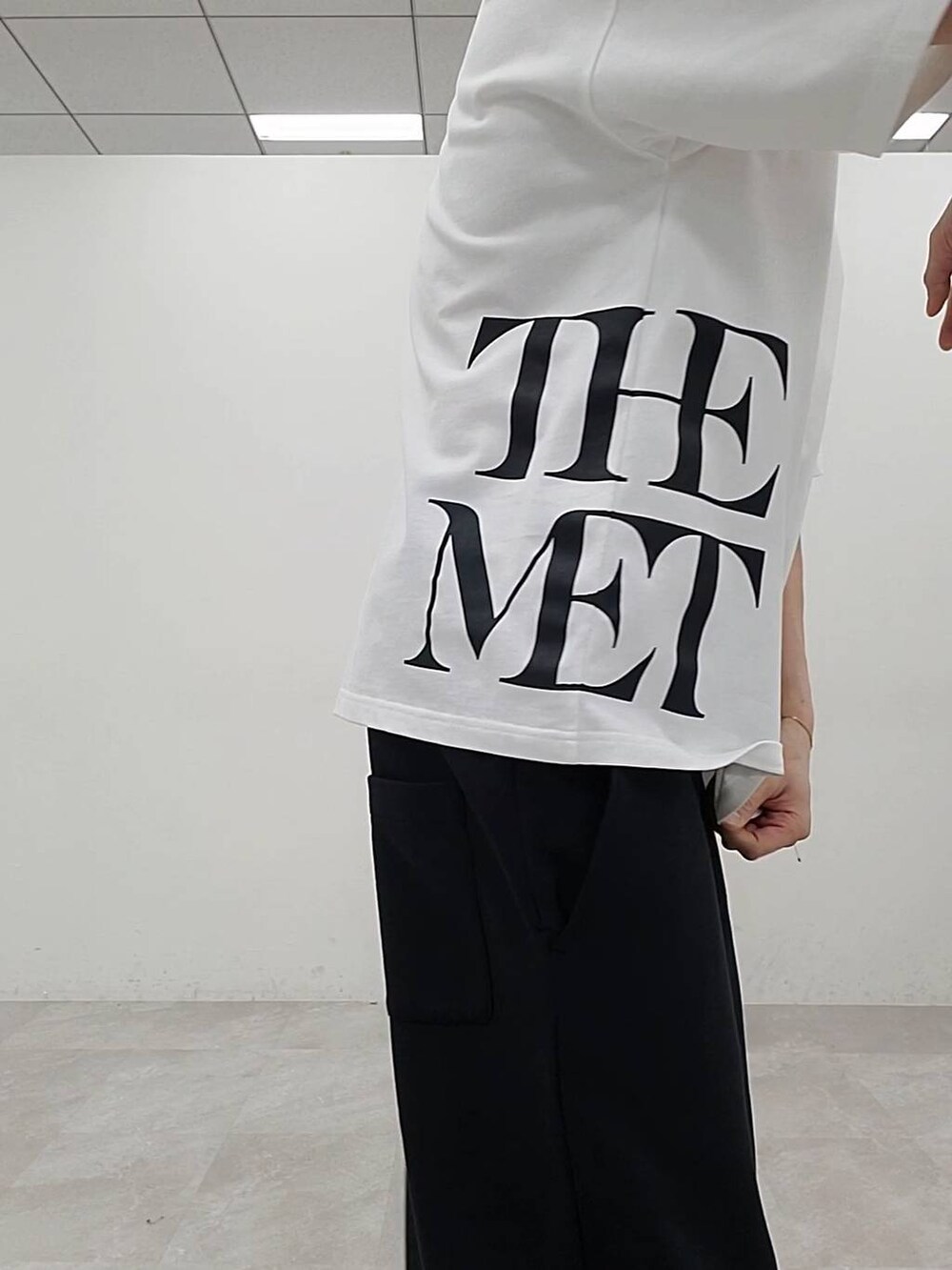 「ストリート、オーバーサイズ、大人カジュアル、ベイフローのロゴT_BAYFLOW、BAYFLOW、Tシャツ、スウェット、スウェットパンツ」｜「BAYFLOWの[シルエット調整可]ワンポイントイージースウェットパンツ（その他パンツ、ブラック系）」を使った、bossysteeloさん（メンズ・177cm）の春コーディネートの2枚目の写真