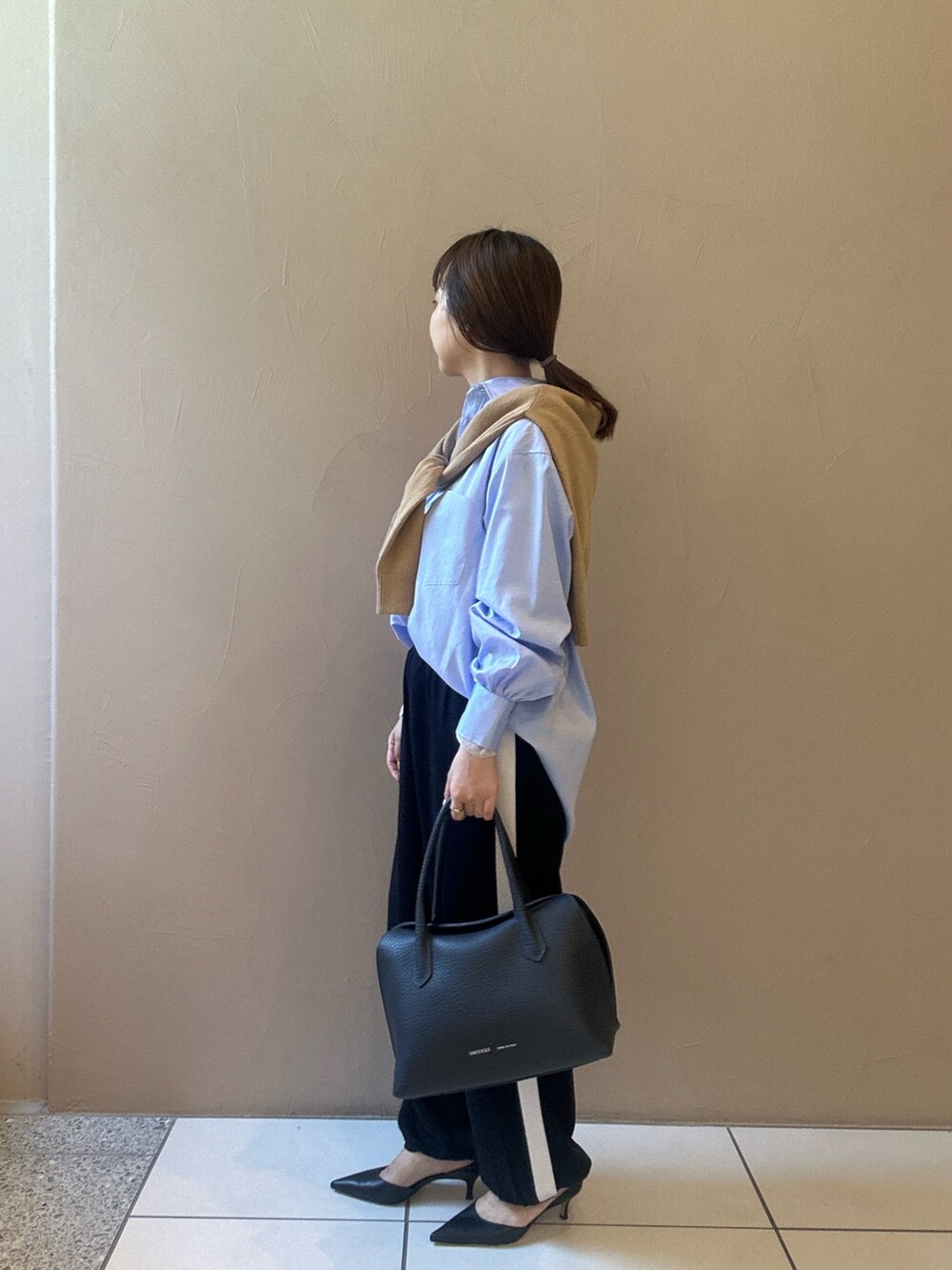 ベージュ系のシャツ/ブラウス、ブラック系のパンプス、ブルー系のその他パンツを着用したレディースの秋コーディネートの3枚目の写真