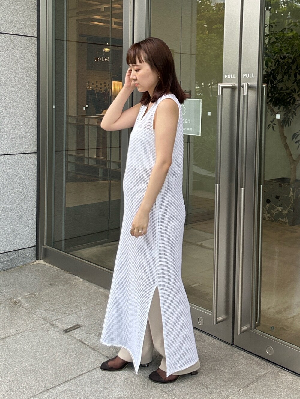 ブラウン系のショルダーバッグ、ブラウン系のサンダルを着用したレディースの春コーディネートの2枚目の写真