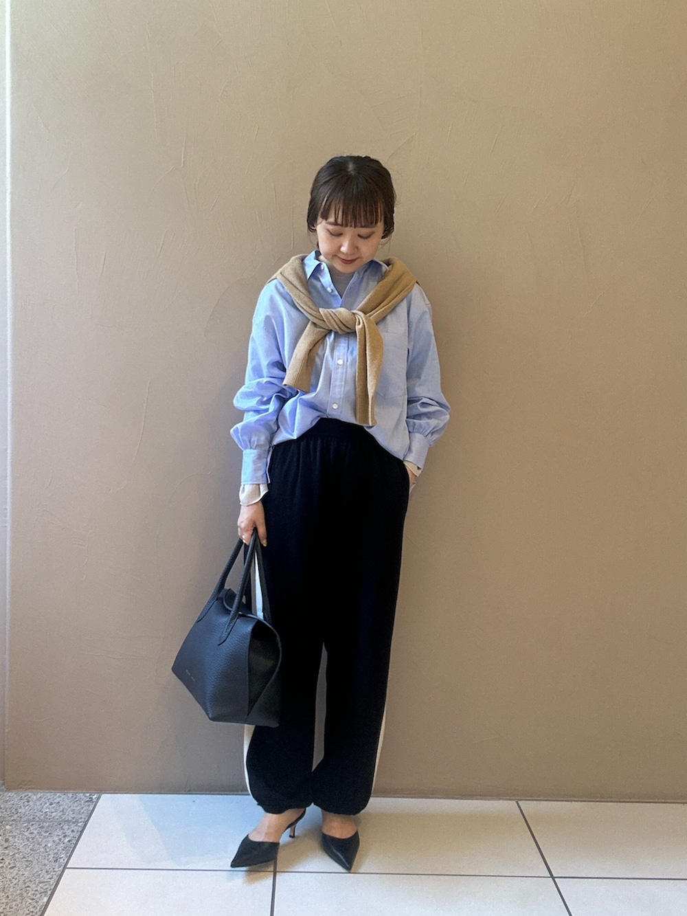 ベージュ系のシャツ/ブラウス、ブラック系のパンプス、ブルー系のその他パンツを着用したレディースの秋コーディネートの2枚目の写真