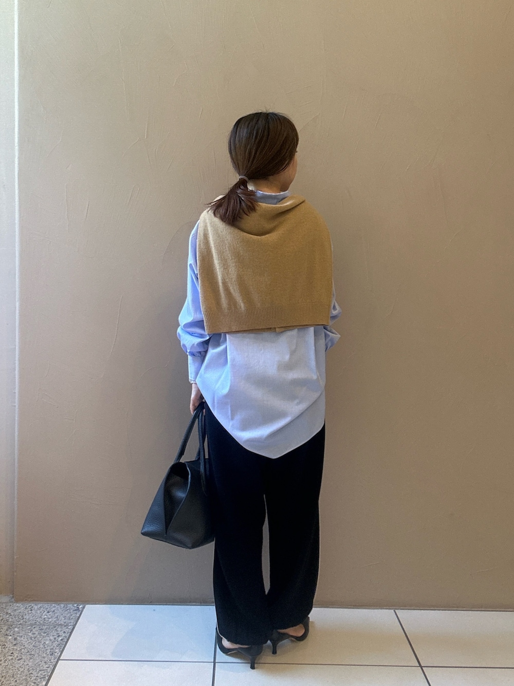 ベージュ系のシャツ/ブラウス、ブラック系のパンプス、ブルー系のその他パンツを着用したレディースの秋コーディネートの4枚目の写真
