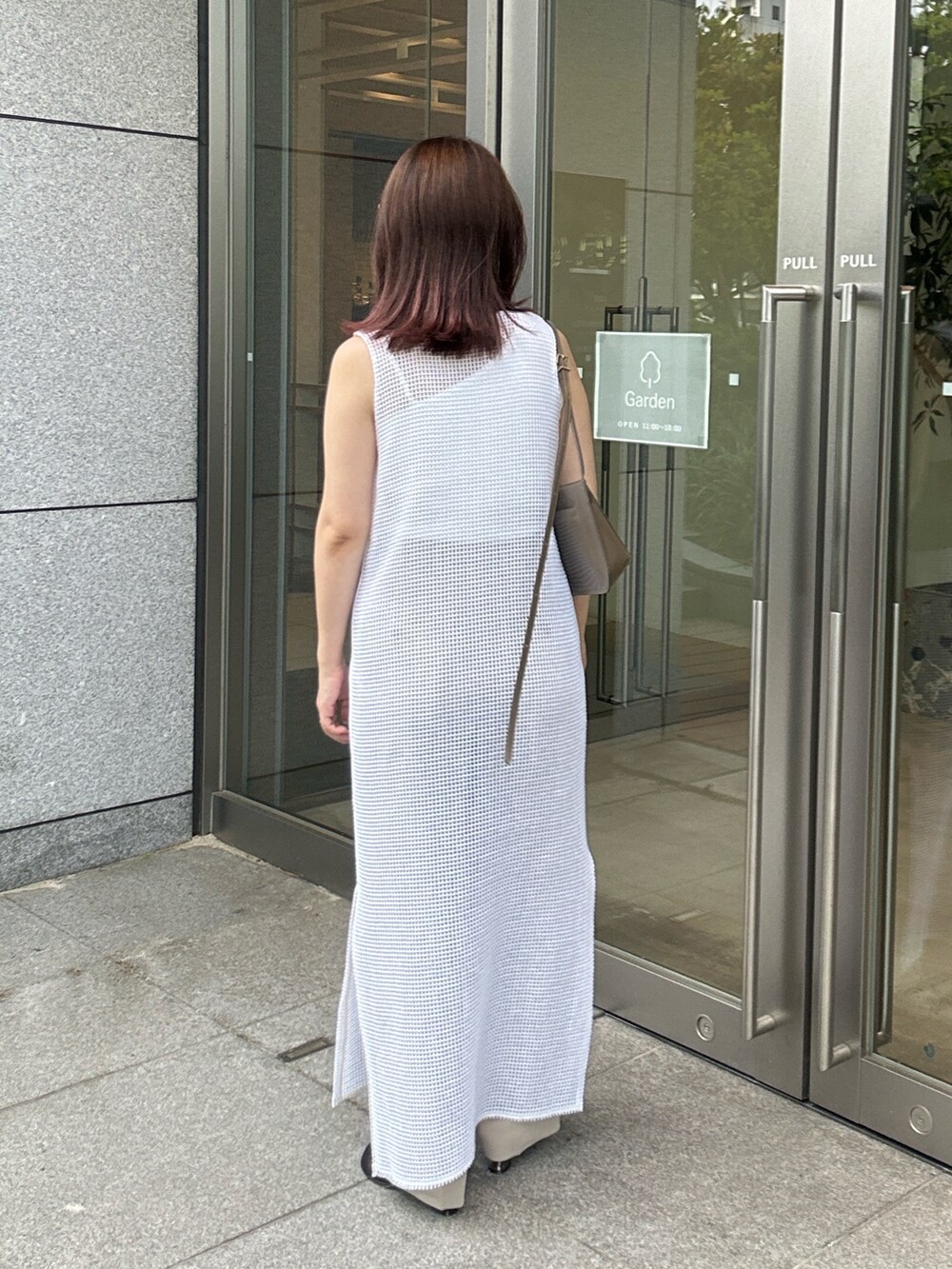 ブラウン系のショルダーバッグ、ブラウン系のサンダルを着用したレディースの春コーディネートの3枚目の写真