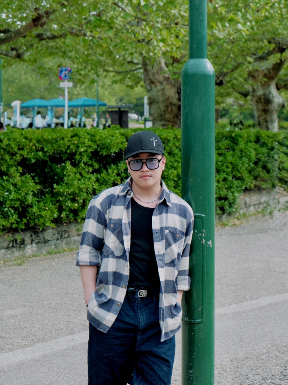 その他のデニムパンツを着用したメンズの春コーディネートの2枚目の写真