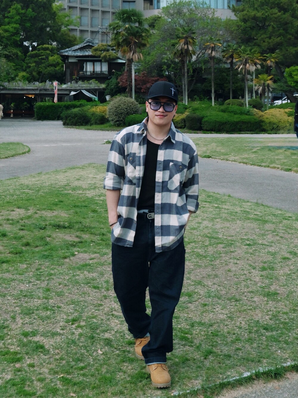 その他のデニムパンツを着用したメンズの春コーディネートの4枚目の写真