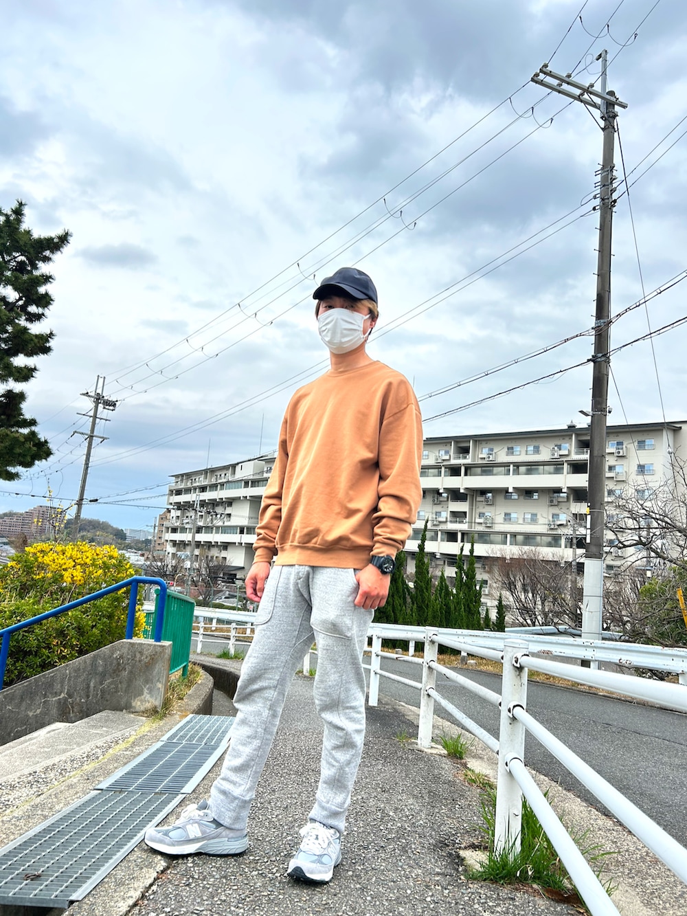 「春めき満開コーデ、スニーカー、スウェット、オーラリー、ニューバランス993、ジャックマン」｜「AURALEEのアイテム（スウェット、オレンジ系）」を使った、sho123456789さん（メンズ・173cm）の春コーディネートの2枚目の写真
