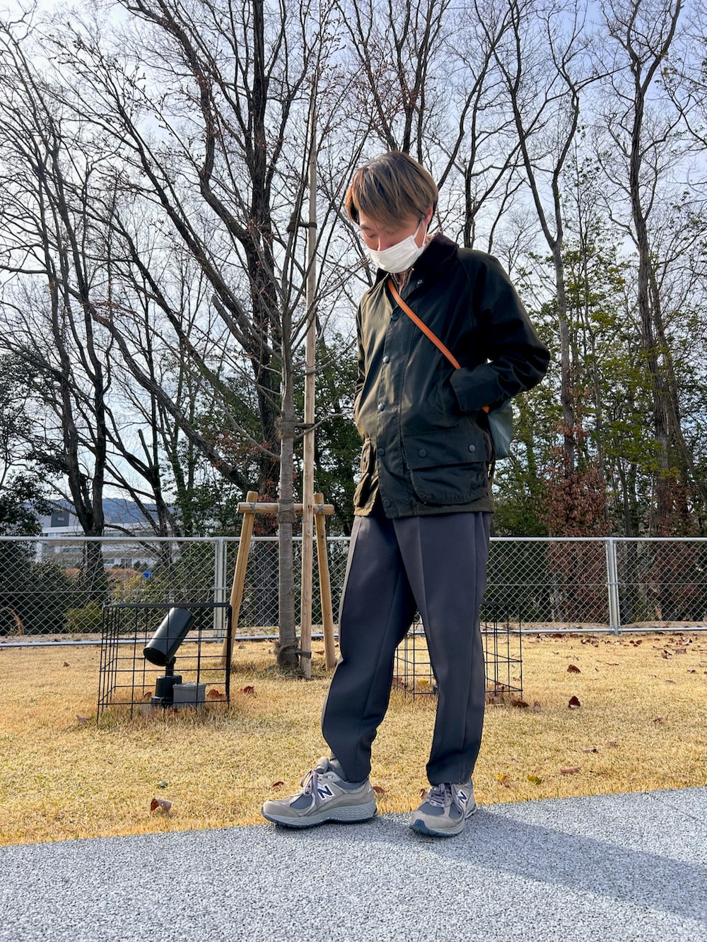 ブラウン系のジャケット/アウター、グレー系のパンツ、グレー系のスニーカーを着用したメンズの春コーディネートの3枚目の写真