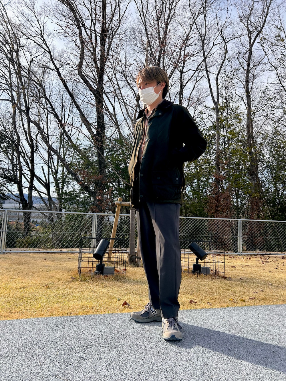 ブラウン系のジャケット/アウター、グレー系のパンツ、グレー系のスニーカーを着用したメンズの春コーディネートの2枚目の写真