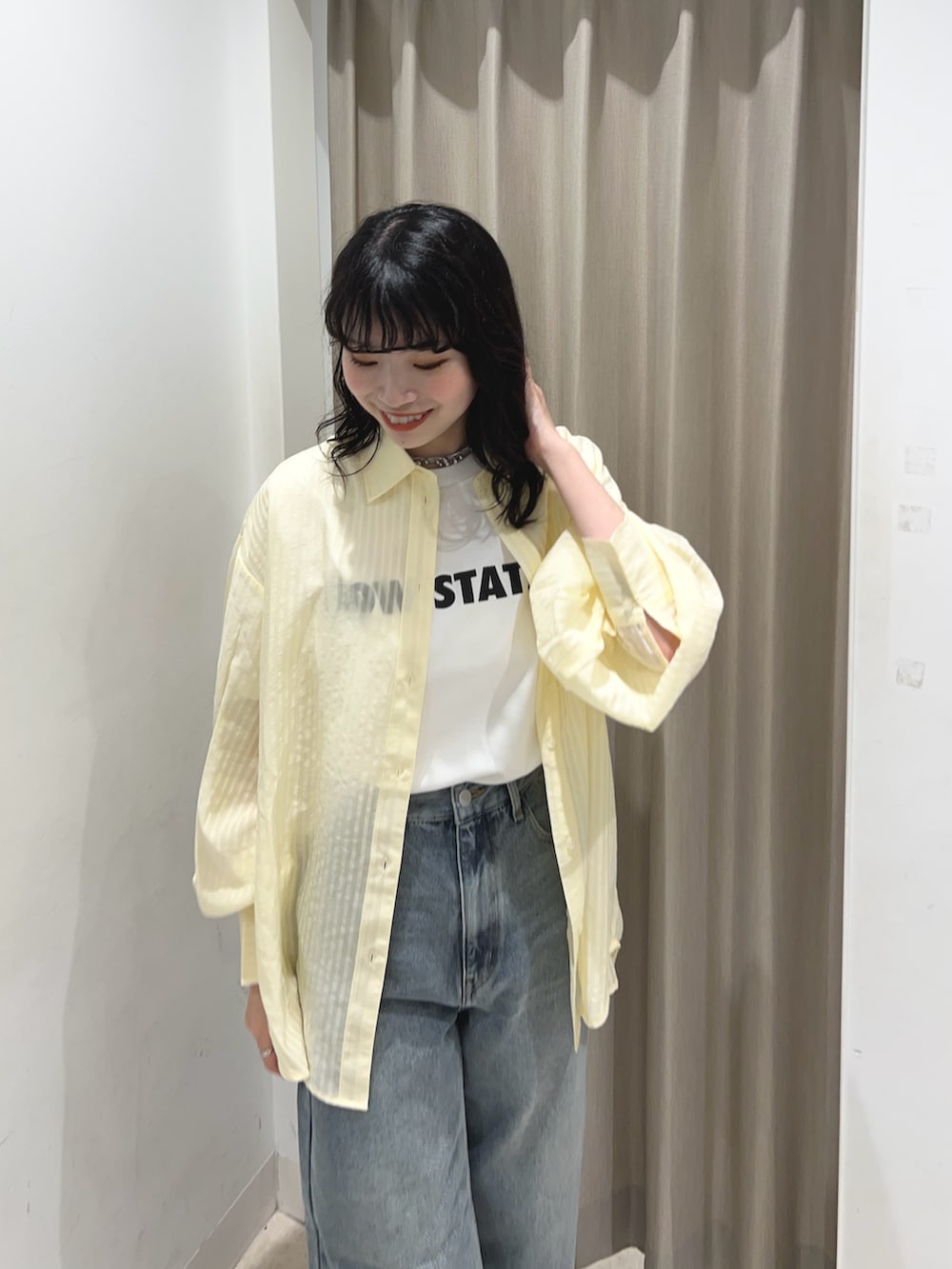 ブルー系のその他パンツ、その他のTシャツ/カットソー、イエロー系のシャツ/ブラウスを着用したレディースの夏コーディネートの3枚目の写真