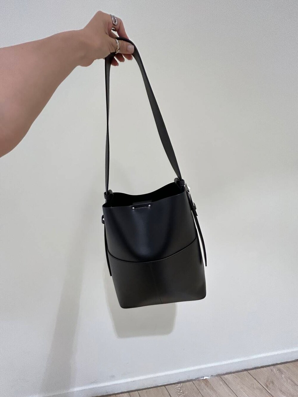 ブラック系のドレスシューズ、ブラック系のニット/セーター、グレー系のその他パンツを着用したレディースの夏コーディネートの4枚目の写真