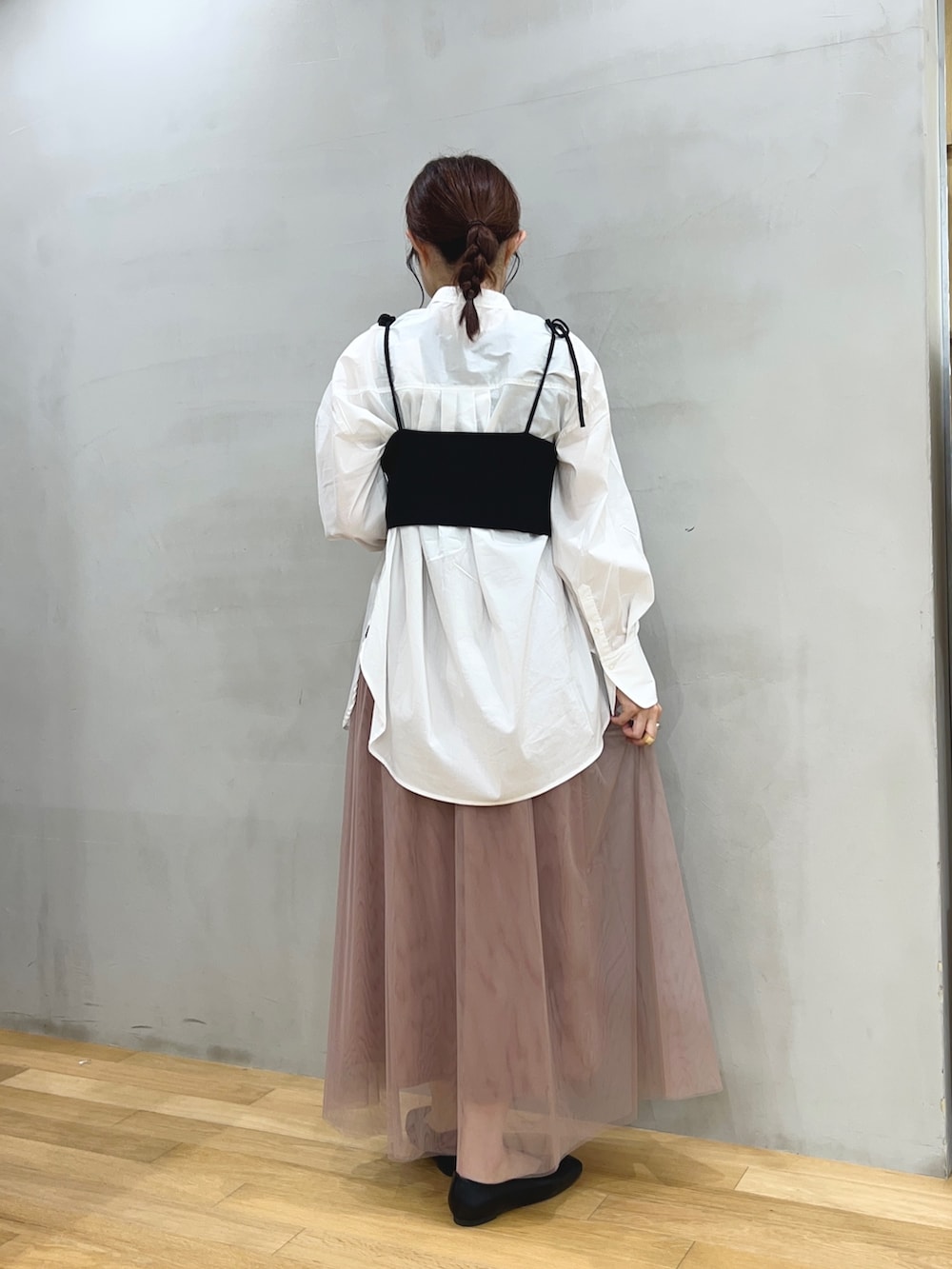 ホワイト系のシャツ/ブラウス、ピンク系のスカート、ブラック系のその他トップスを着用したレディースの秋コーディネートの2枚目の写真