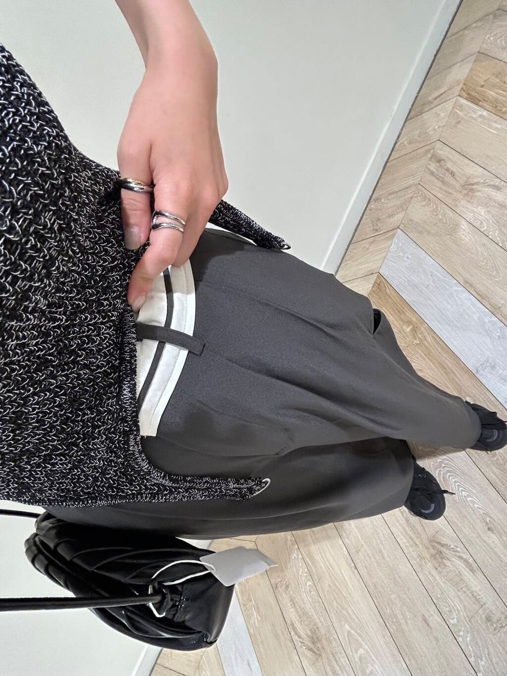 ブラック系のショルダーバッグ、ブラック系のニット/セーター、グレー系のその他パンツを着用したレディースの夏コーディネートの5枚目の写真