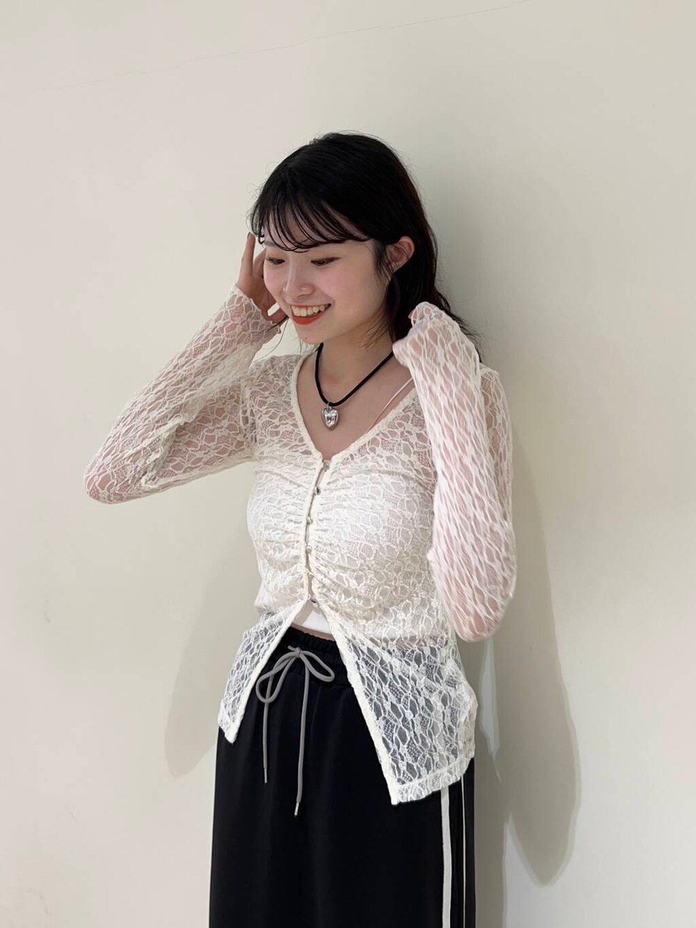 ブラック系のスカート、ホワイト系のTシャツ/カットソーを着用したレディースの秋コーディネートの2枚目の写真