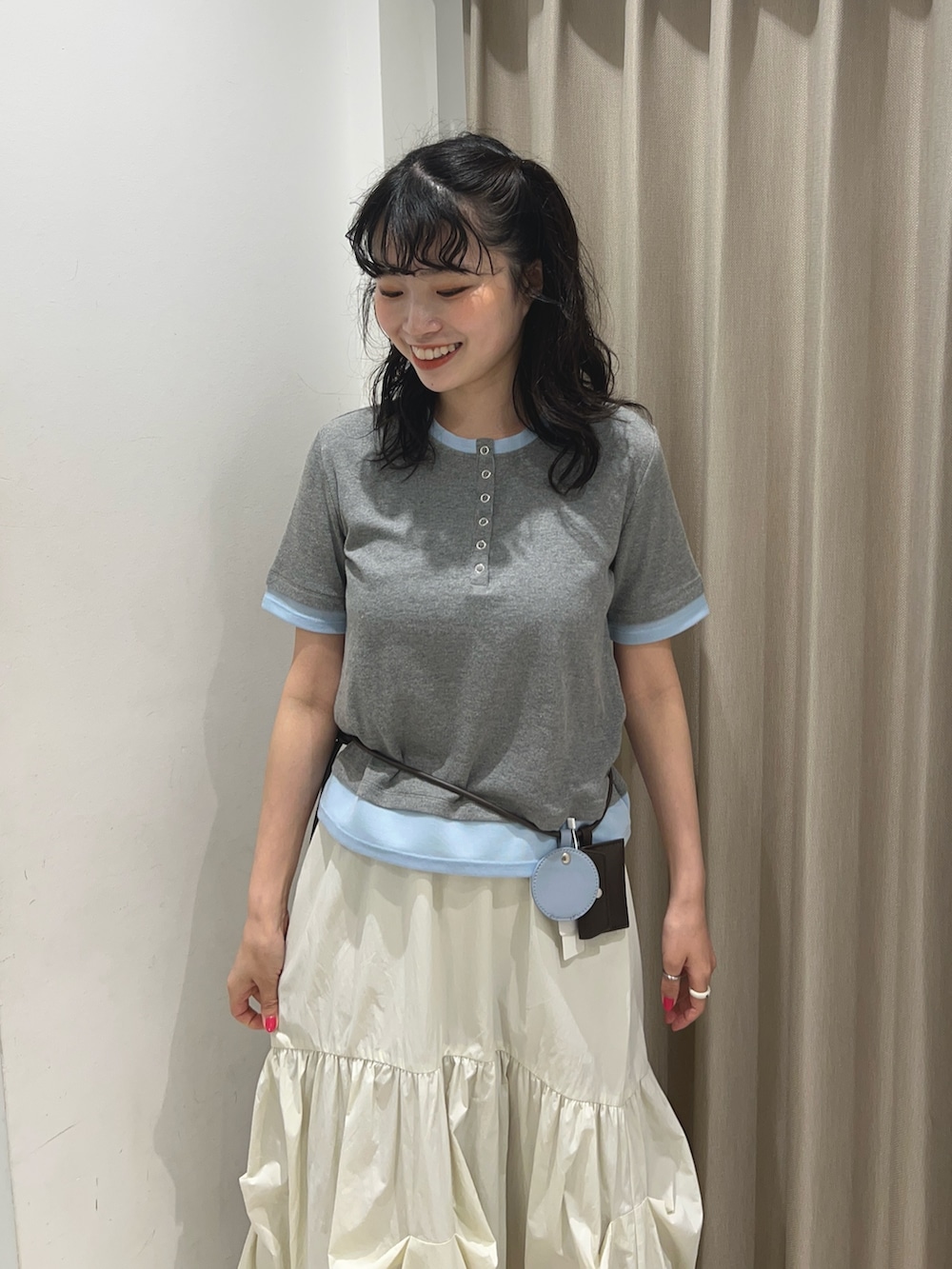 グレー系のTシャツ/カットソー、ホワイト系のスカート、その他のバレエシューズを着用したレディースの夏コーディネートの3枚目の写真