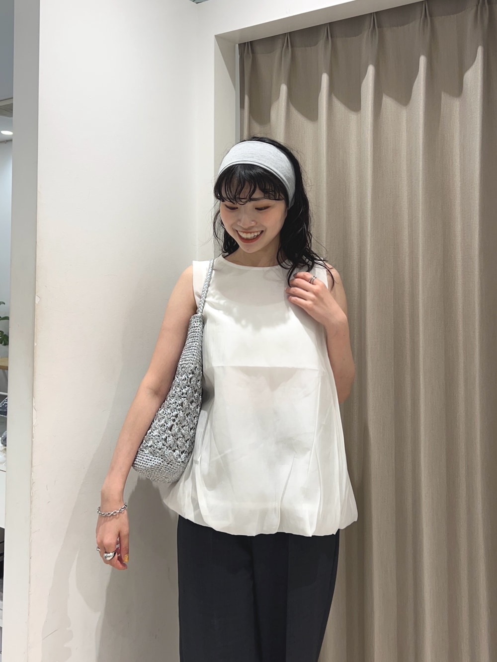 ホワイト系のシャツ/ブラウス、グレー系のその他パンツ、シルバー系のかごバッグを着用したレディースの夏コーディネートの3枚目の写真