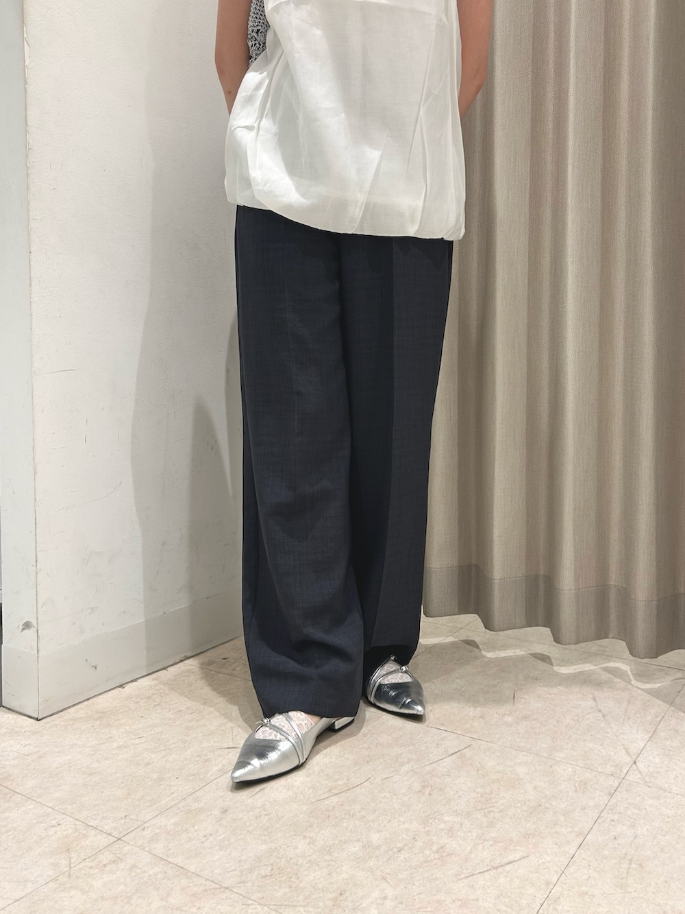 ホワイト系のシャツ/ブラウス、グレー系のその他パンツ、シルバー系のかごバッグを着用したレディースの夏コーディネートの4枚目の写真