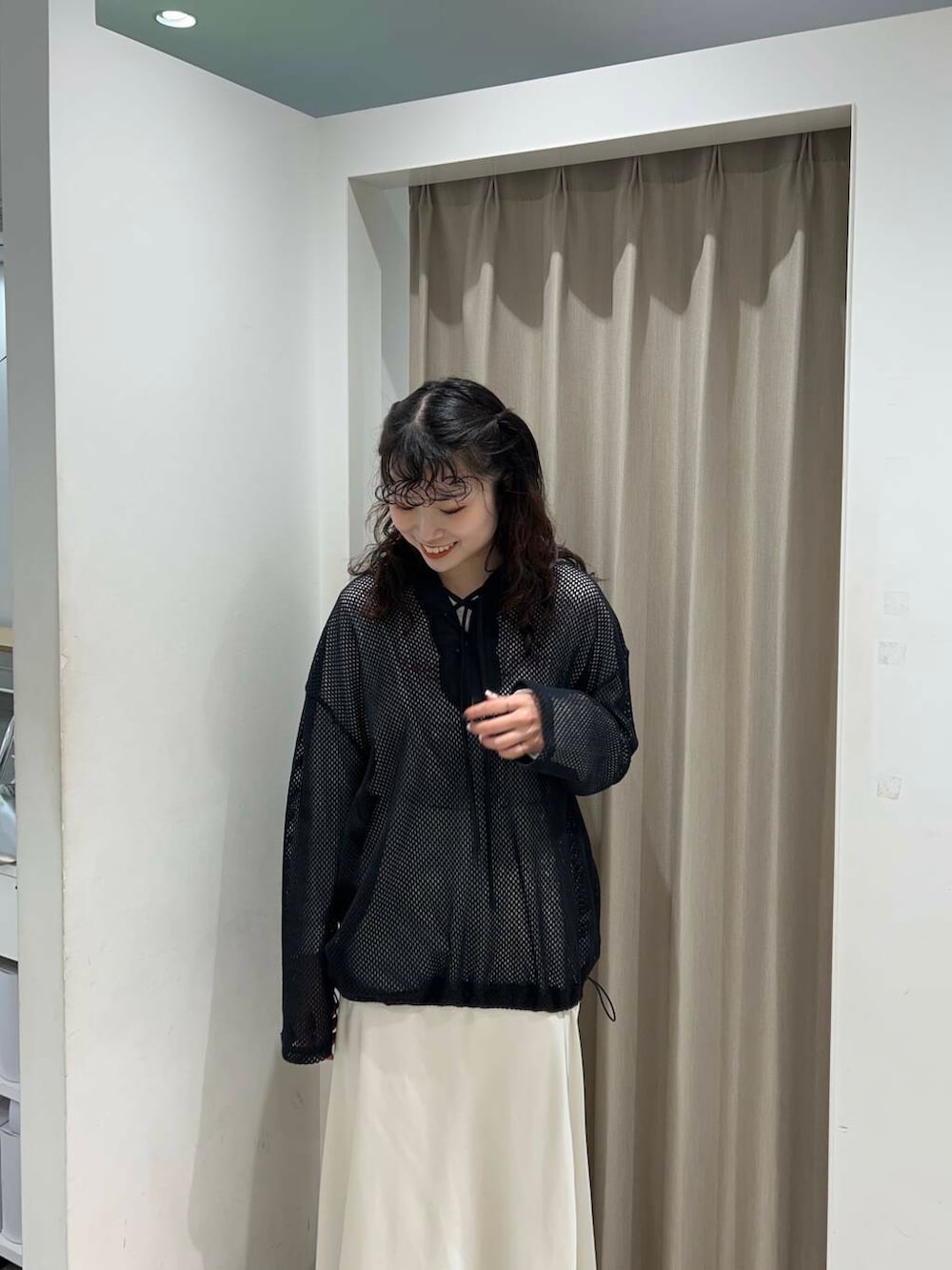 ホワイト系のスカート、ホワイト系のTシャツ/カットソー、ブラック系のその他トップスを着用したレディースの春コーディネートの3枚目の写真