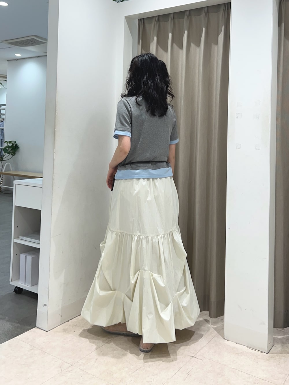 グレー系のTシャツ/カットソー、ホワイト系のスカート、その他のバレエシューズを着用したレディースの夏コーディネートの2枚目の写真
