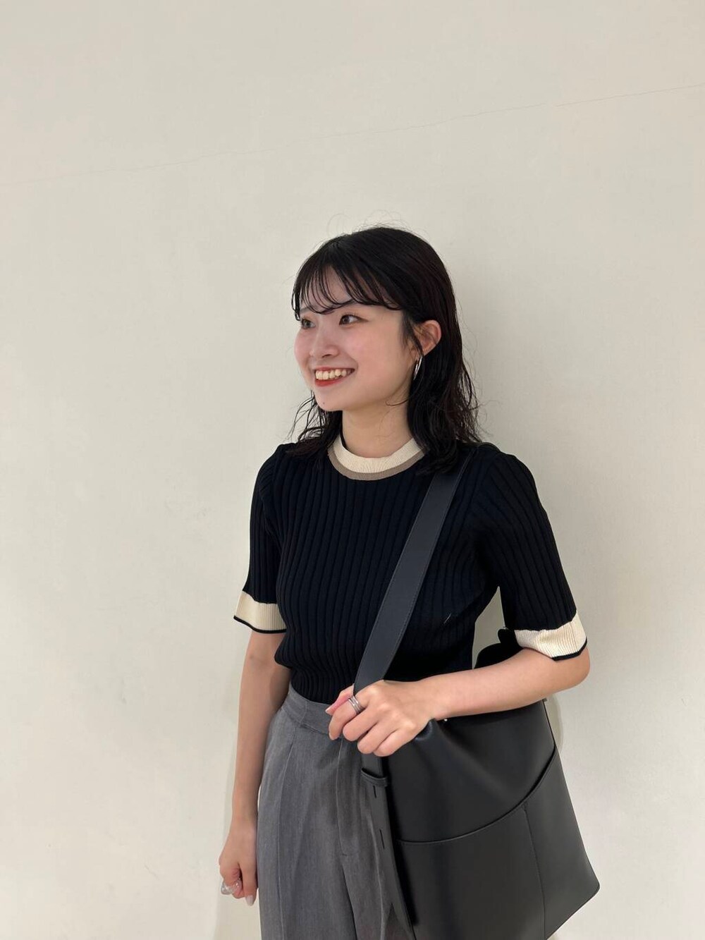 ブラック系のドレスシューズ、ブラック系のニット/セーター、グレー系のその他パンツを着用したレディースの夏コーディネートの3枚目の写真