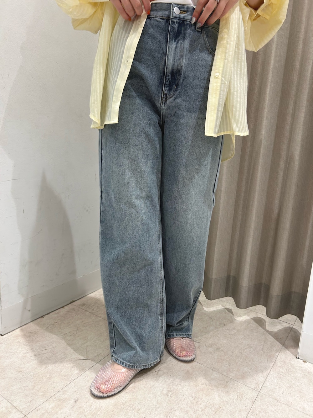 ブルー系のその他パンツ、その他のTシャツ/カットソー、イエロー系のシャツ/ブラウスを着用したレディースの夏コーディネートの4枚目の写真